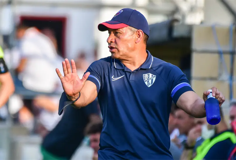 Nacho Ambriz vuelve a perder con el Huesca; le dan la vuelta en 10 minutos Nacho Ambriz vuelve a perder con el Huesca; le dan la vuelta en 10 minutos