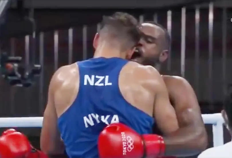 Boxeador muerde a su rival en JJOO y éste lo defiende Boxeador muerde a su rival en JJOO y éste lo defiende