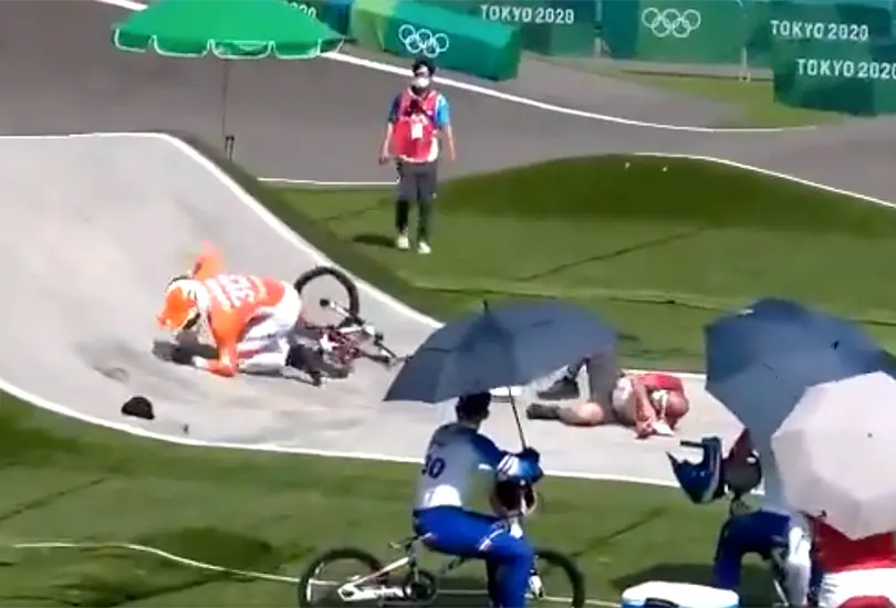 Oficial es atropellado por ciclista BMX en Tokio