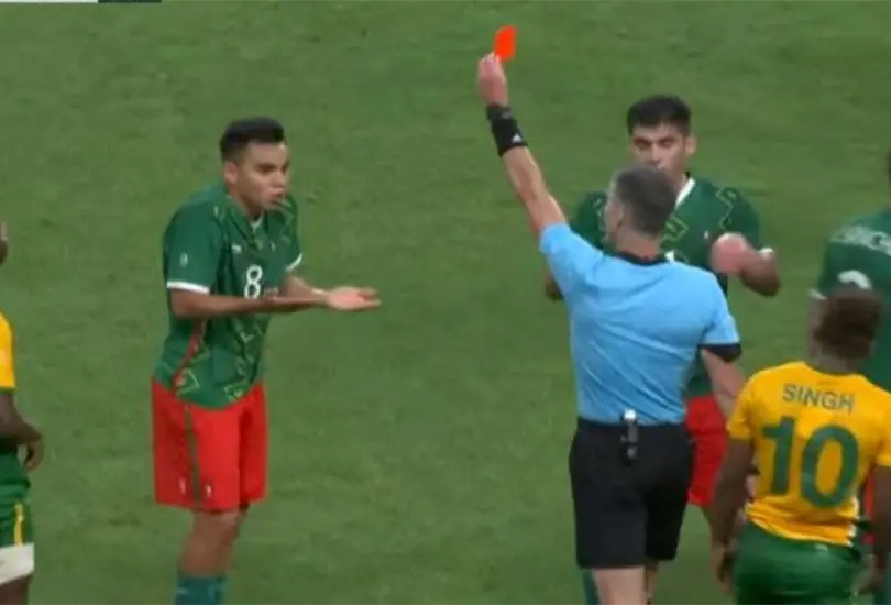 Jimmy Lozano sobre roja de Charly Rodr&iacute;guez: si lo deja pasar, era lo de menos