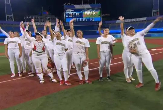 Periodistas, deportistas y aficionados hablan de la polémica por uniformes de softbol