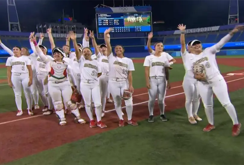Periodistas, deportistas y aficionados hablan de la polémica por uniformes de softbol Periodistas, deportistas y aficionados hablan de la polémica por uniformes de softbol