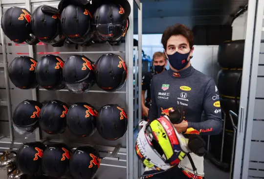Checo Pérez culpa a los Mercedes de no poder dar la vuelta rápida Checo Pérez culpa a los Mercedes de no poder dar la vuelta rápida