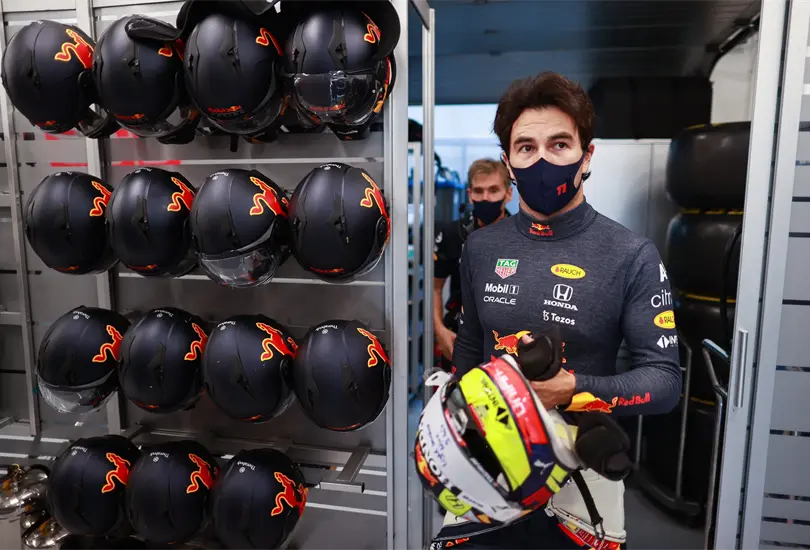 Checo P&eacute;rez culpa a los Mercedes de no poder dar la vuelta r&aacute;pida 