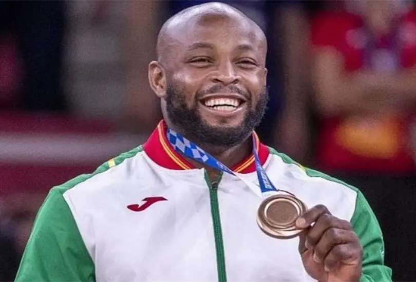 Judoca dedica su medalla a Puma y Adidas por no patrocinarlo Judoca dedica su medalla a Puma y Adidas por no patrocinarlo