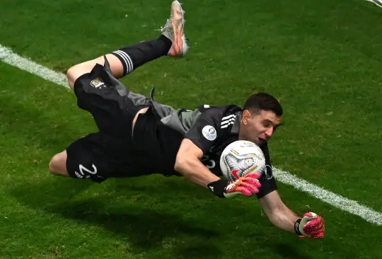 Emiliano Martínez ataja 3 penales y lleva a Argentina a la final de Copa América