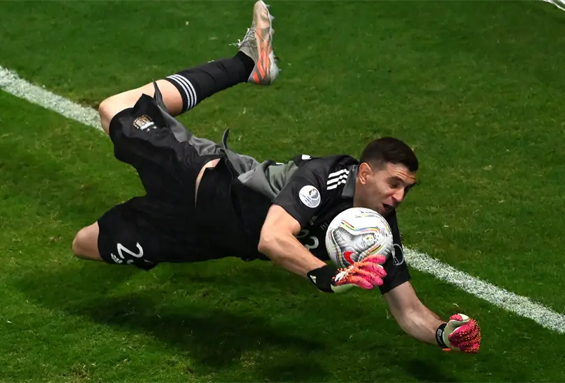 Emiliano Mart&iacute;nez ataja 3 penales y lleva a Argentina a la final de Copa Am&eacute;rica
