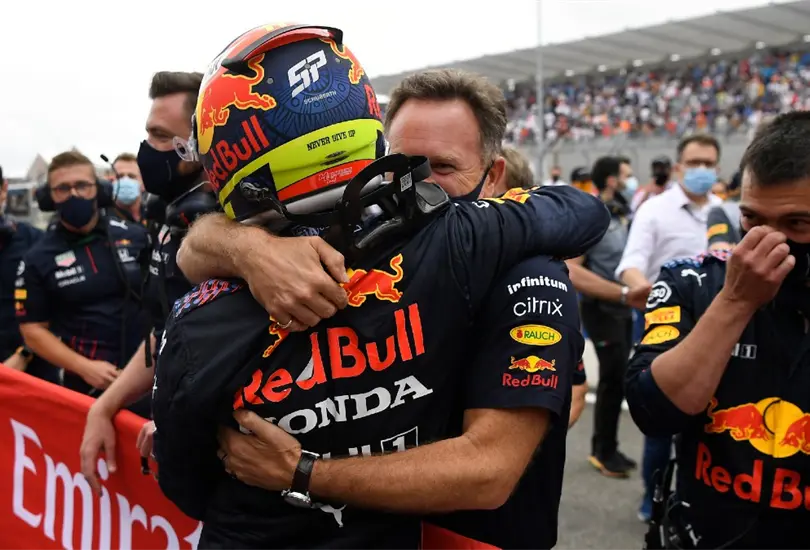 Horner explica por qu&eacute; eligieron a Checo sobre Albon en Red Bull