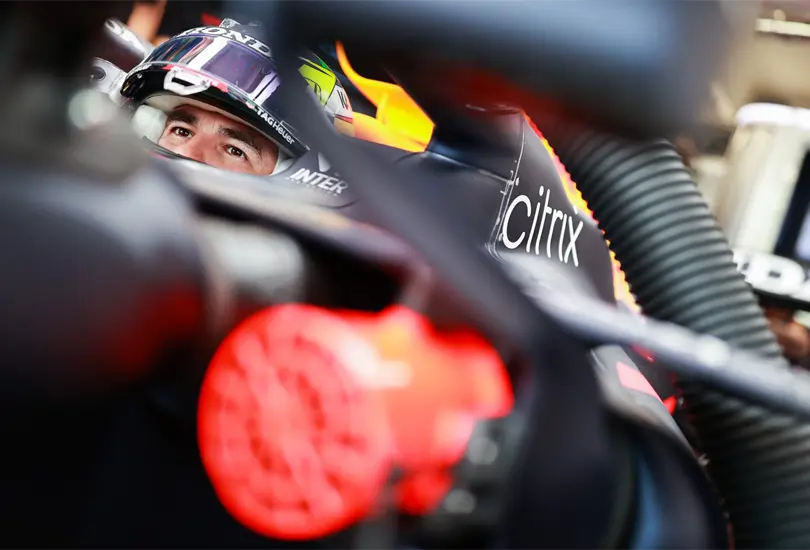 Checo P&eacute;rez llama idiota a Bottas y lo acusa de arruinarle la carrera