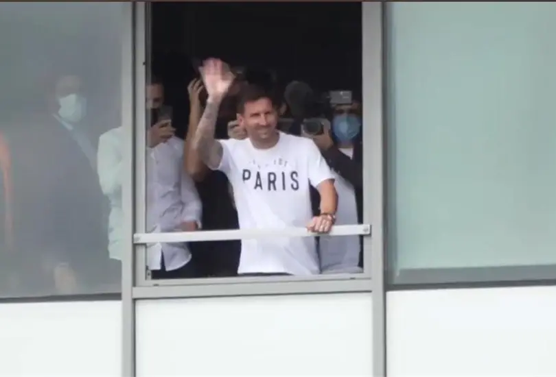  La messiman&iacute;a se desata en Par&iacute;s y los fans del PSG est&aacute;n vueltos locos 