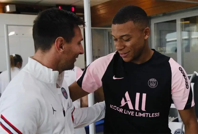 &iexcl;Se les ve bien! Mbapp&eacute; le da la bienvenida a Messi y lo llama leyenda