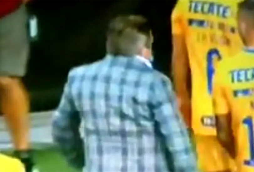 Piojo Herrera encara a aficionado tras eliminación de Tigres Piojo Herrera encara a aficionado tras eliminación de Tigres