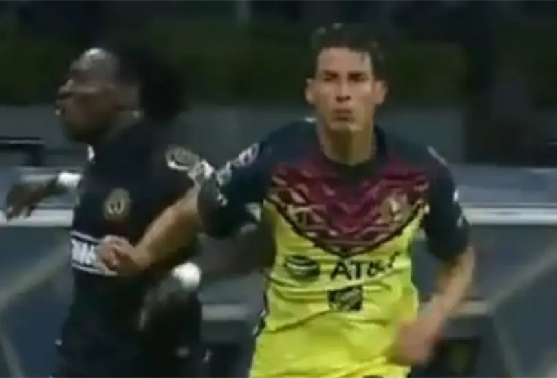 Olivier Mbaizo pierde un diente al forcejear con Mauro Lainez Olivier Mbaizo pierde un diente al forcejear con Mauro Lainez