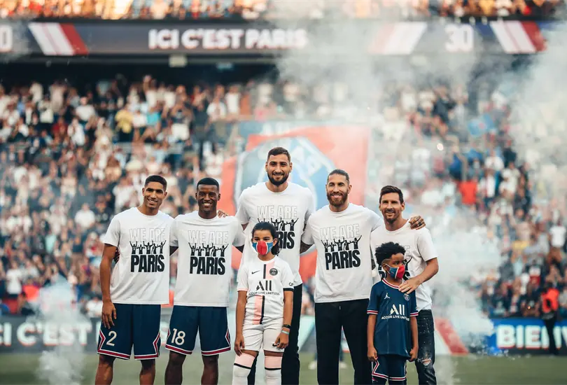 Afici&oacute;n del PSG enloquece con Messi y abuchea a Mbapp&eacute;