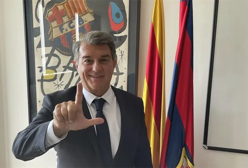 Afici&oacute;n del Barcelona cuelga pancartas contra Laporta por la salida de Messi