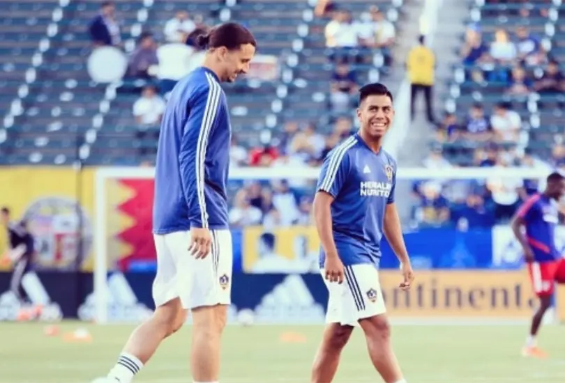 Efraín Álvarez revela que Zlatan le da consejos y ve sus partidos Efraín Álvarez revela que Zlatan le da consejos y ve sus partidos