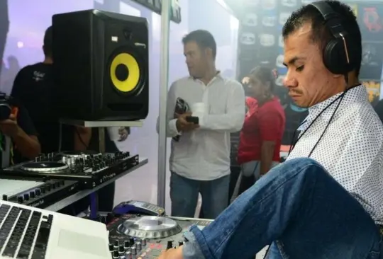 Cristopher Tronco, el nadador que trabajó como DJ para competir en Tokio 2020