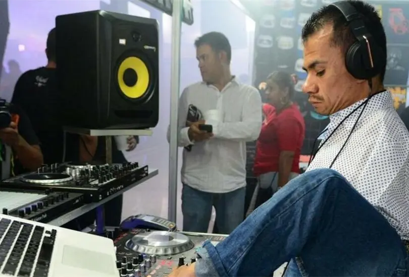 Cristopher Tronco, el nadador que trabaj&oacute; como DJ para competir en Tokio 2020