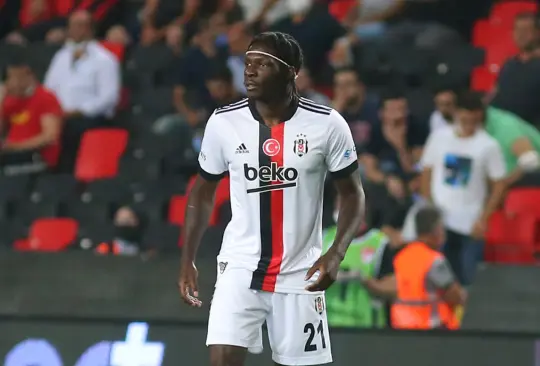 Fabrice Nsakala, futbolista del Besiktas, se desvanece a medio partido