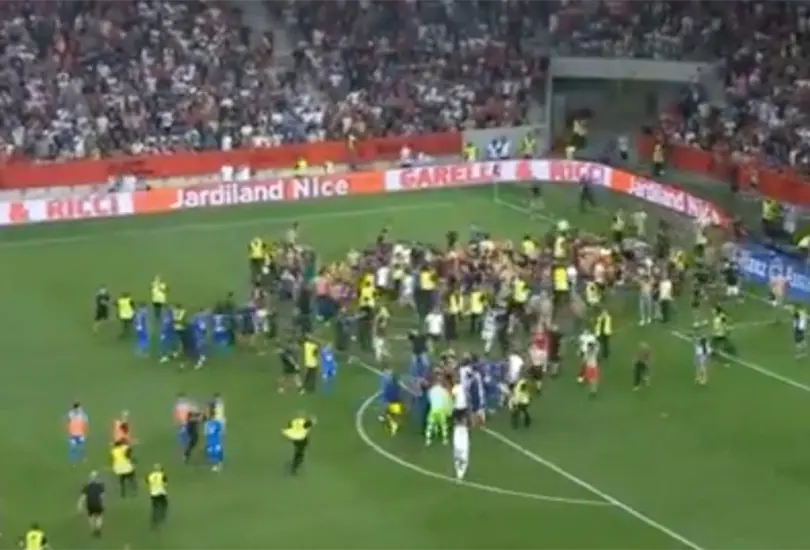 Suspenden el Niza-Marsella por invasión de aficionados; Sampaoli agrede a un seguidor Suspenden el Niza-Marsella por invasión de aficionados; Sampaoli agrede a un seguidor