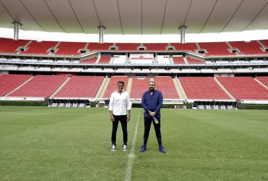 Amaury Vergara recibe al embajador de Qatar y la afición pide que venda al equipo