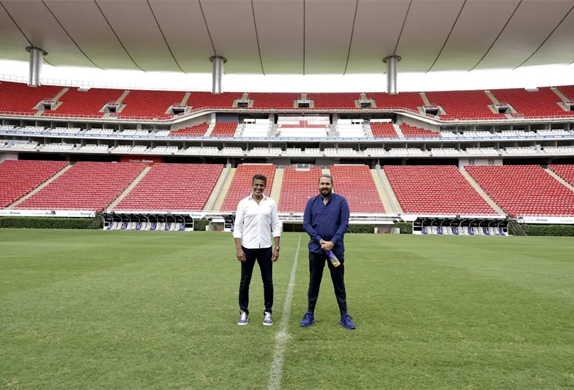 Amaury Vergara recibe al embajador de Qatar y la afici&oacute;n pide que venda al equipo