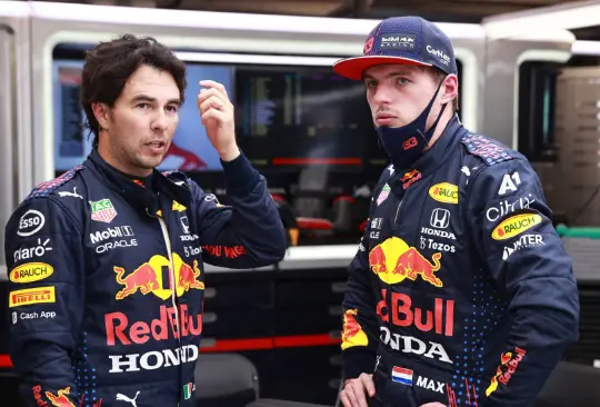 Checo y Verstappen, en peligro de ser castigados por cambio de motores