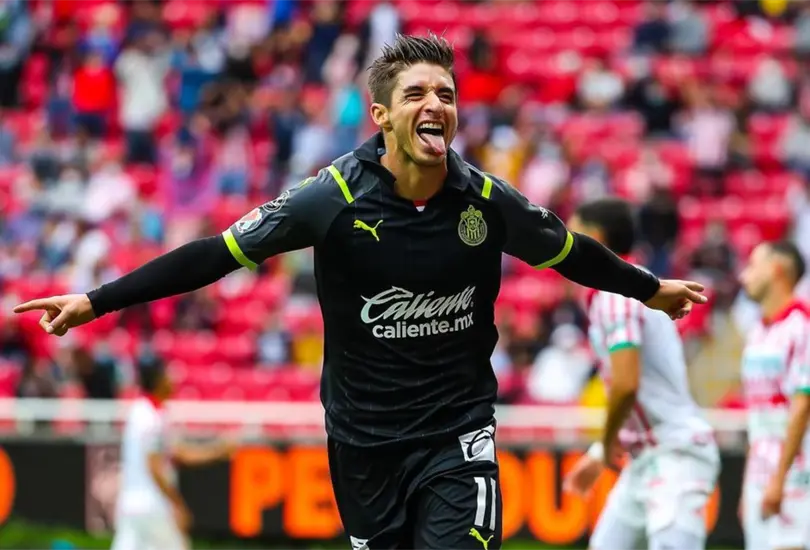 El VAR salva a Chivas repitiendo penal en el &uacute;ltimo minuto