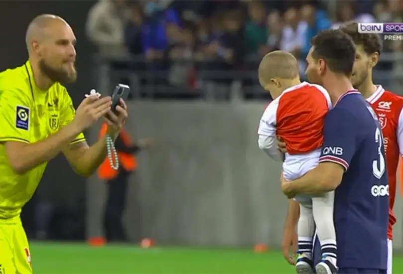 Messi se toma fotos con los hijos del portero del Reims tras debut Messi se toma fotos con los hijos del portero del Reims tras debut