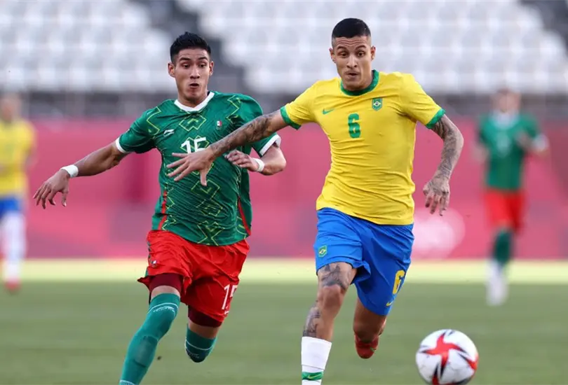 Ochoa, clavado de Douglas Luiz y fallas de Romo y Antuna; as&iacute; el 1T en el M&eacute;xico-Brasil