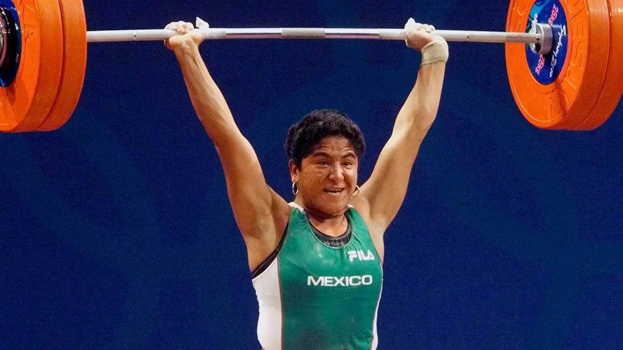 Soraya Jiménez fue la primera deportista mexicana en colgarse una medalla de oro en los Juegos Olímpicos en Sidney 2000 en la categoría de hasta 58 kg levantando 222.5 kg, lo que le dio una revolución al deporte en el país.