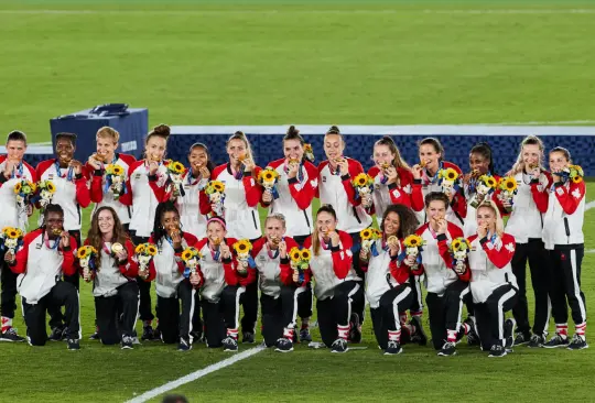 Canadá consigue su primer trofeo internacional en futbol femenil con oro en Tokio 2020