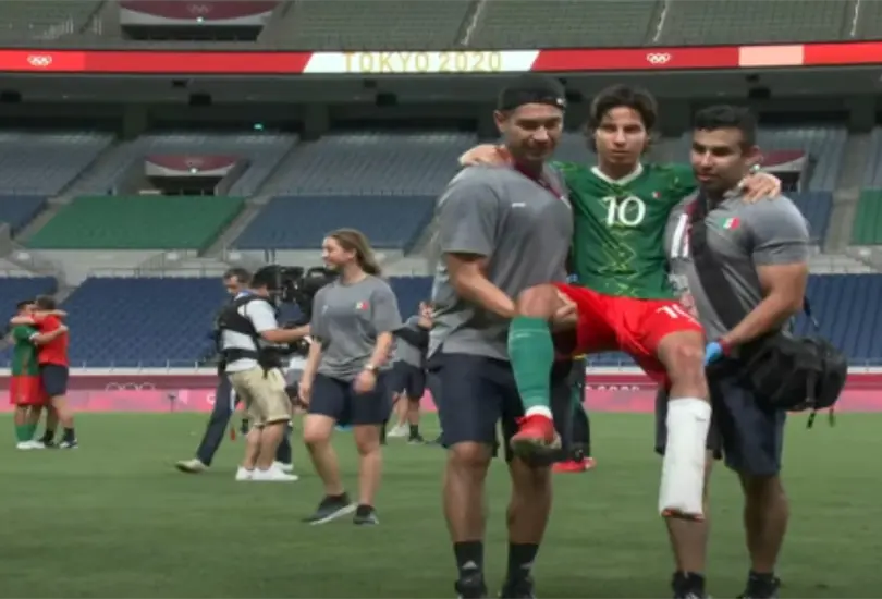 Con todo y un posible esguince, Lainez no dejó de festejar el bronce olímpico Con todo y un posible esguince, Lainez no dejó de festejar el bronce olímpico