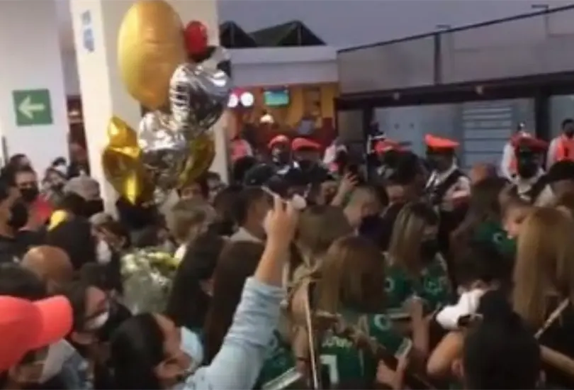 Con mariachis y porras fue recibido el Tri Ol&iacute;mpico en el aeropuerto capitalino