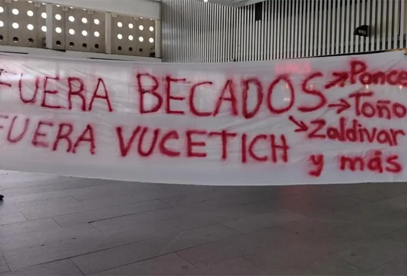 Afición de Chivas en CDMX recibe al equipo con manta en señal de protesta Afición de Chivas en CDMX recibe al equipo con manta en señal de protesta
