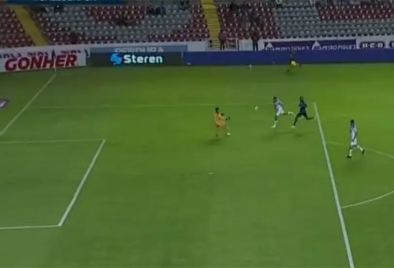 El ridículo autogol que cerró la goleada de Querétaro ante Necaxa El ridículo autogol que cerró la goleada de Querétaro ante Necaxa