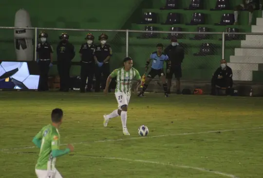 Gullit Peña vence a un exCruz Azul y gana el duelo de mexicanos en Guatemala