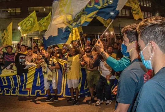 Aficionados del América llevan serenata al equipo previo a semifinal de Concachampions