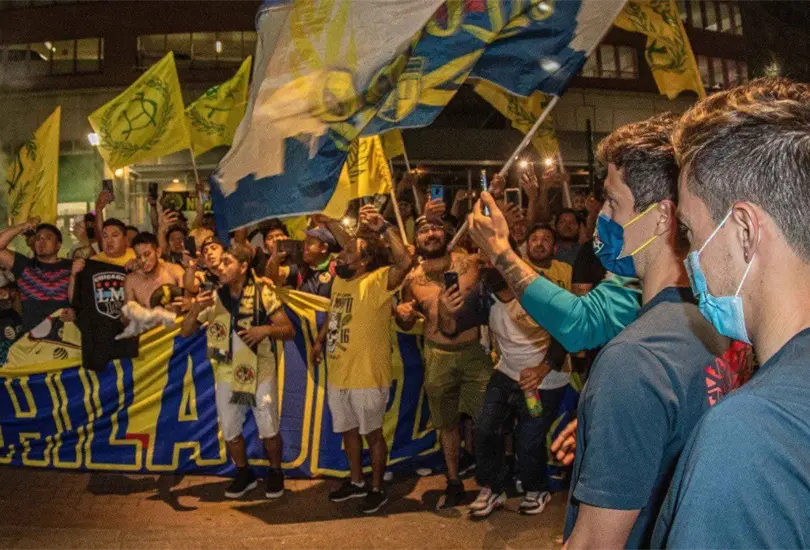 Aficionados del Am&eacute;rica llevan serenata al equipo previo a semifinal de Concachampions