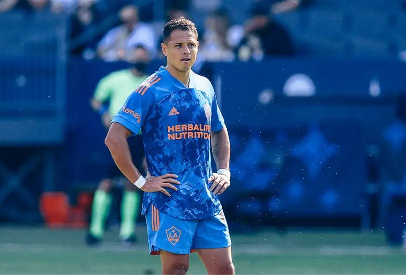 MLS multa a Chicharito por simular una falta en el &aacute;rea 
