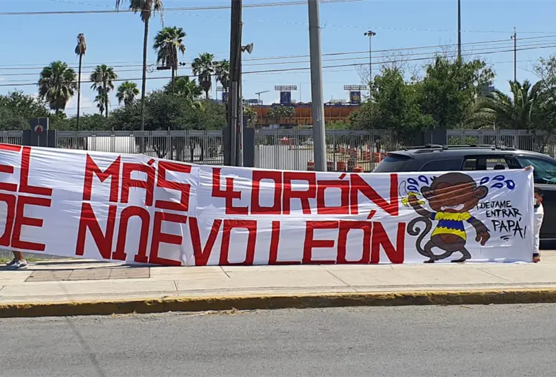 Afición de Monterrey se burla de la porra de Tigres con manta previo al Clásico Regio Afición de Monterrey se burla de la porra de Tigres con manta previo al Clásico Regio
