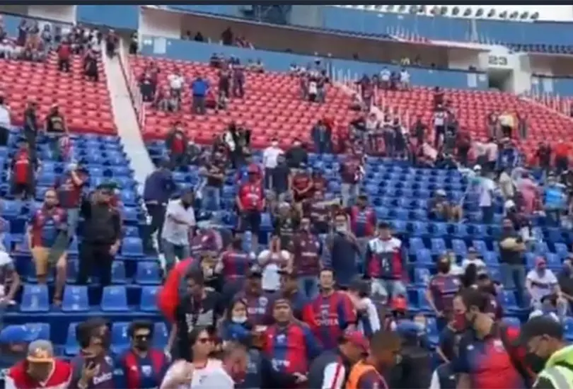 Afición del Atlante y del Celaya se pelean afuera del Estadio Azulgrana Afición del Atlante y del Celaya se pelean afuera del Estadio Azulgrana