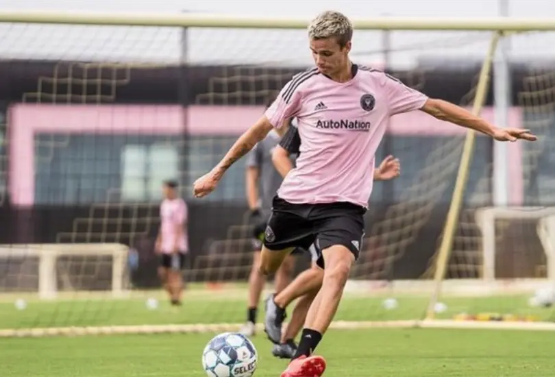 Romeo: modelo y futbolista que busca revivir las glorias de David Beckham Romeo: modelo y futbolista que busca revivir las glorias de David Beckham