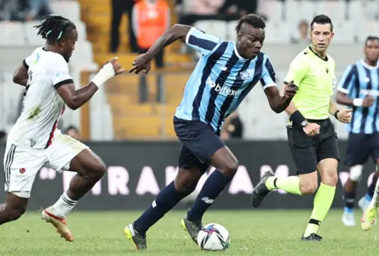 Balotelli marca golazo y festeja frente al técnico que lo llamó sin cerebro