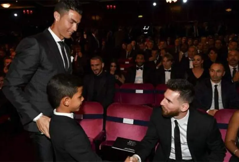 Madre de CR7 revela que Cristiano Jr. quedó sorprendido por la estatura de Messi Madre de CR7 revela que Cristiano Jr. quedó sorprendido por la estatura de Messi