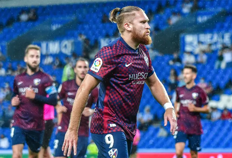 Ambriz y el Huesca le ganan la partida a Xabi Alonso en la Segunda División de España Ambriz y el Huesca le ganan la partida a Xabi Alonso en la Segunda División de España