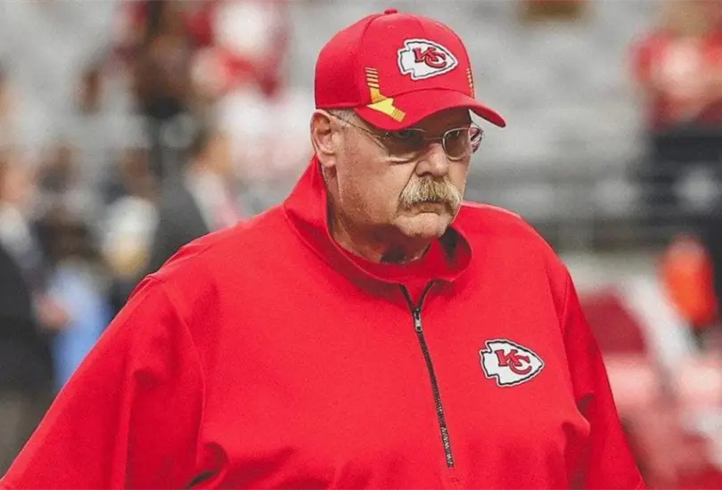Andy Reid, coach de los Chiefs, abandona estadio en ambulancia tras derrota Andy Reid, coach de los Chiefs, abandona estadio en ambulancia tras derrota