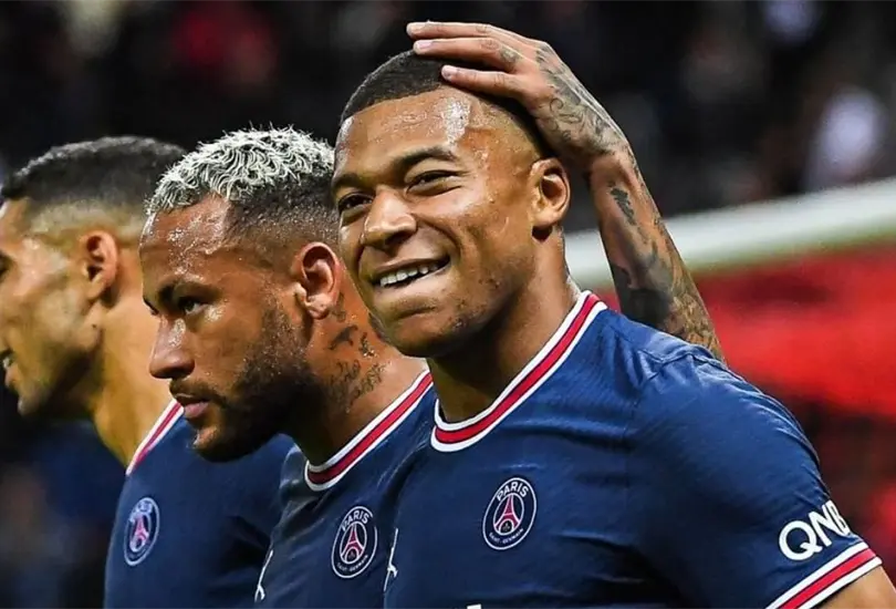 Captan a Mbappé quejándose de Neymar por no pasarle el balón Captan a Mbappé quejándose de Neymar por no pasarle el balón