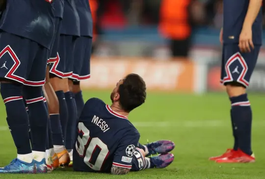 Le faltan el respeto: Río Ferdinand sobre Messi recostado en la barrera