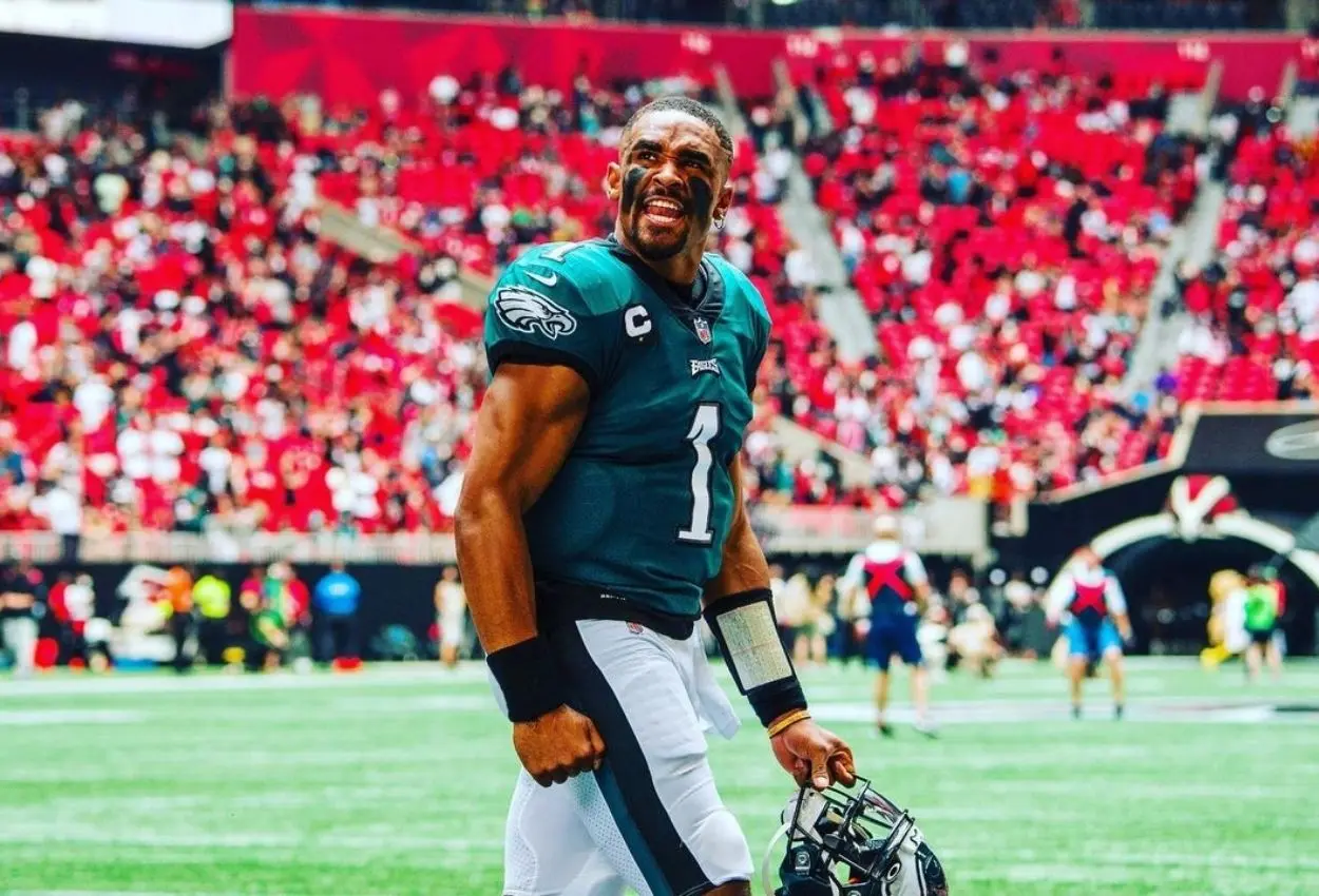 El mariscal tuvo una excelente actuación en la victoria de las Águilas sobre Washington. Foto: Instagram @jalenhurts